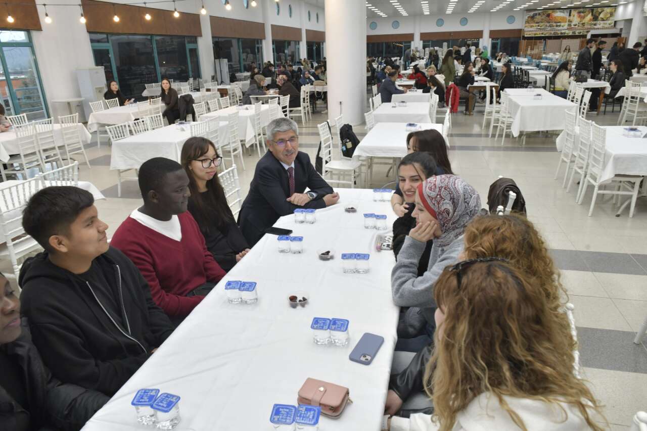 MSKÜ’de Ramazan Sofrası: Öğrenciler ve Protokol Aynı Sofrada 13